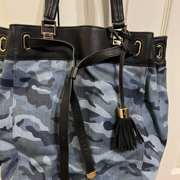 GILI blue camo bucket tote - Picture 2 of 12